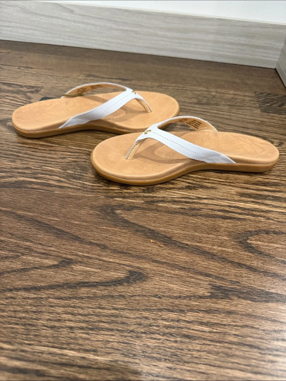 OluKai White Leather Strap Tan Footbed Thongs